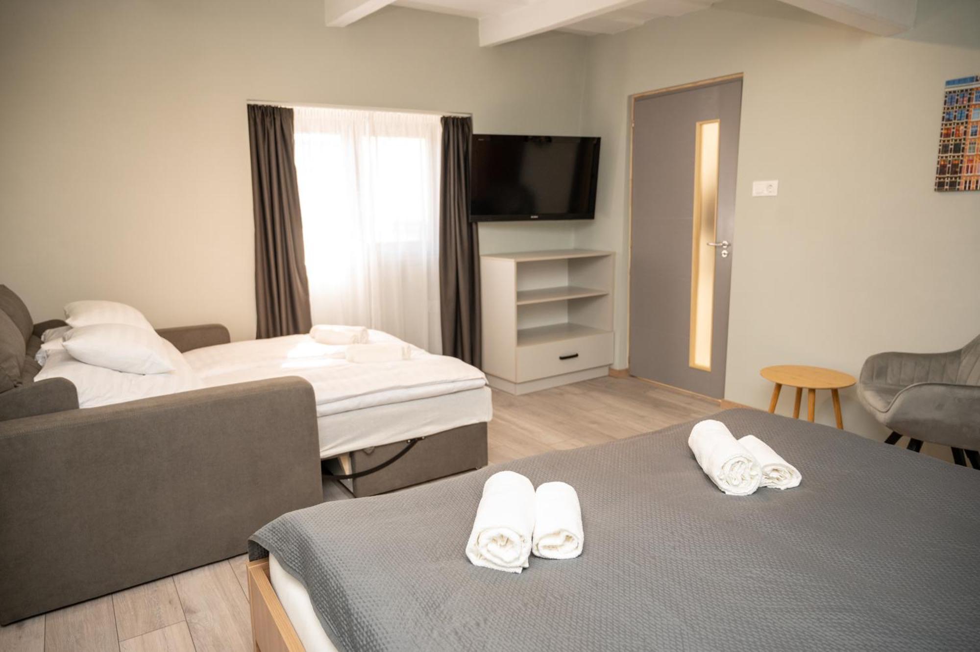Tuenderkert Apartman Дьюла Екстер'єр фото