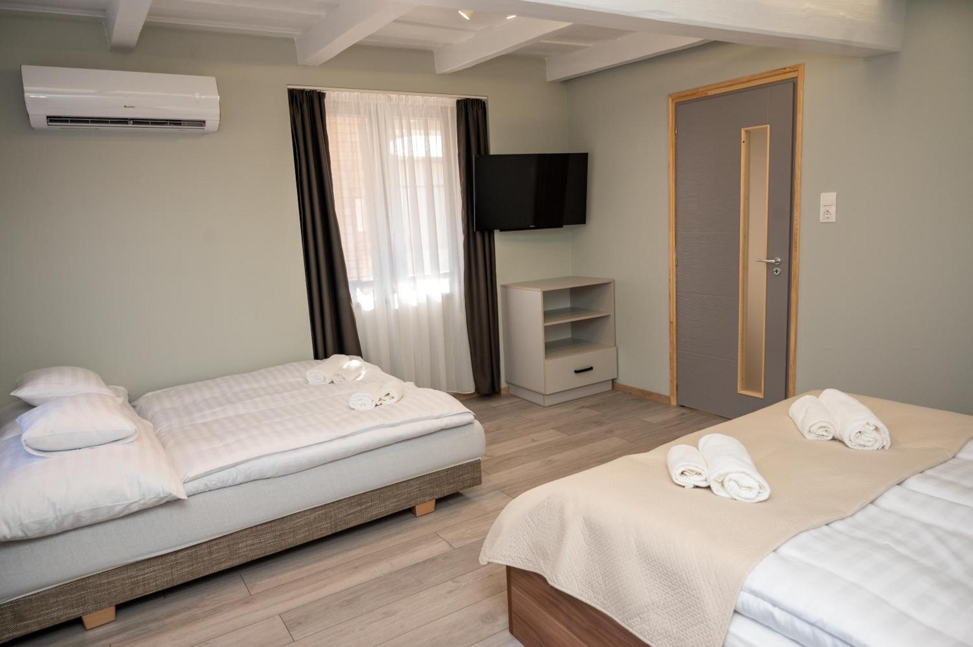Tuenderkert Apartman Дьюла Екстер'єр фото